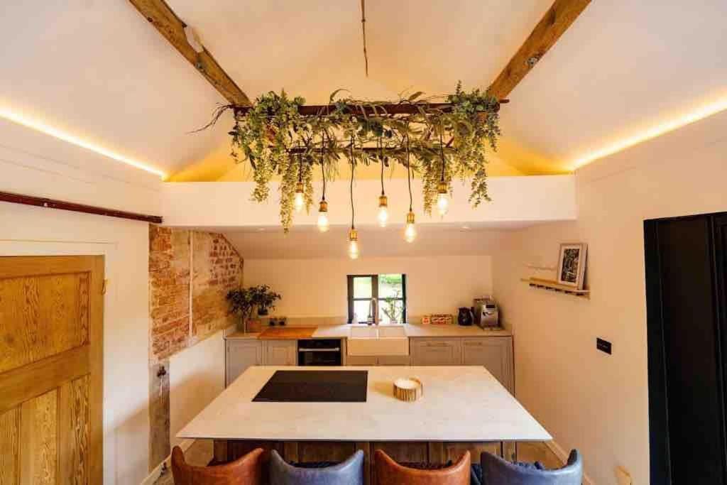 Luxury Barn With Hot Tub, Spa Treatments, Private Dining Little Budworth Zewnętrze zdjęcie